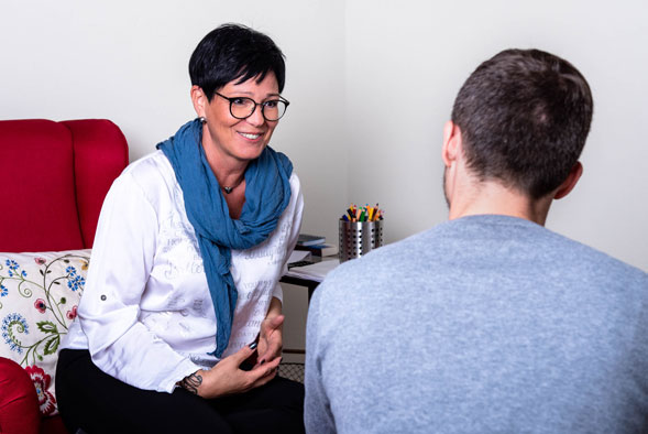 Marion Pöschl at desk counseling