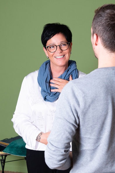 Marion Pöschl smiling, counseling a client